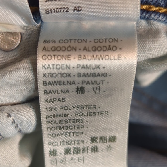 Levi’s High Waisted Mom Jean 26 - Picture 10 of 12